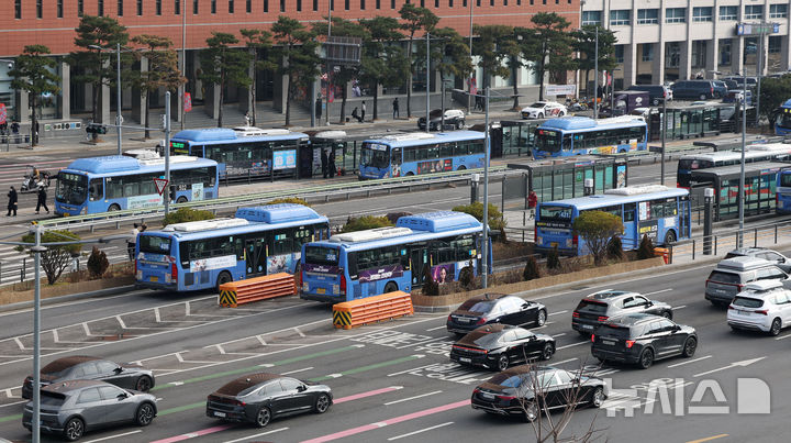 [서울=뉴시스] 김선웅 기자 = 서울 시내버스 노사 임금·단체협약 협상이 결렬됨에 따라 서울시 버스노동조합이 총파업 돌입을 결의했다. 서울시 버스노조는 24일 지부위원장 회의를 열고 내년 1월 13일 파업 돌입을 예고했다. 사진은 이날 서울 중구 서울역버스환승센터의 모습.서울시 버스 노사는 1년여간 임금체계 개편에 대한 이견이 좁혀지지 않고 있다. 사측과 서울시는 대법원 판례로 통상임금 범위가 넓어지며 인건비 상승을 고려해 상여금을 기본급에 산입하는 방식으로 임금체계를 개편해야 한다는 입장이며 노조는 대법원 판결에 따라 정기상여금은 통상임금에 포함돼야 하며 이는 교섭 대상이 아닌 법적 의무사항이라는 입장이다. 2025.12.24. mangusta@newsis.com