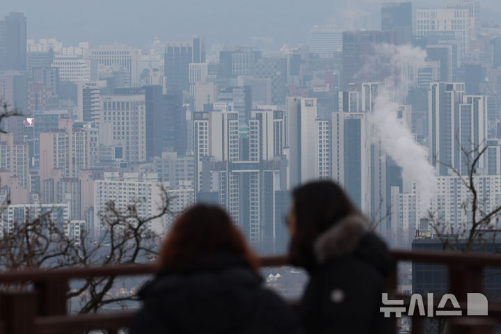 [서울=뉴시스] 권창회 기자 = 24일 서울 용산구 남산공원에서 바라본 아파트 단지 모습. 2025.12.24. kch0523@newsis.com