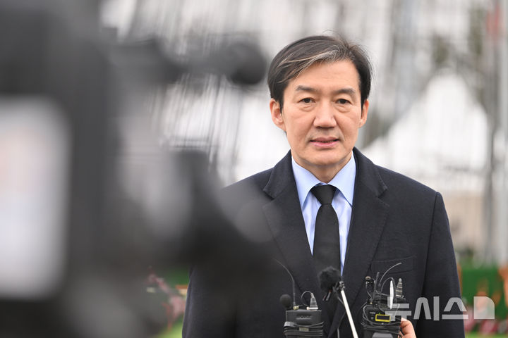 [광주=뉴시스] 이영주 기자 = 조국 조국혁신당 대표가 성탄절을 하루 앞둔 24일 오후 광주 동구 5·18민주광장을 찾아 광주대표도서관 붕괴참사 시민분향소 분향·헌화를 마친 뒤 취재진 인터뷰를 하고 있다. 2025.12.24.leeyj2578@newsis.com