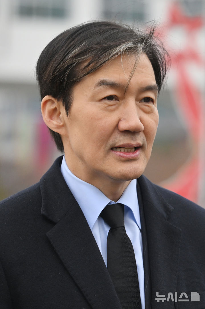 [광주=뉴시스] 이영주 기자 = 조국 조국혁신당 대표가 성탄절을 하루 앞둔 24일 오후 광주 동구 5·18민주광장을 찾아 광주대표도서관 붕괴참사 시민분향소 분향·헌화를 마친 뒤 취재진 인터뷰를 하고 있다. 2025.12.24.leeyj2578@newsis.com