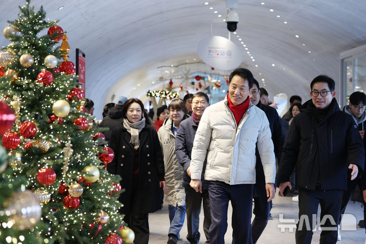 [서울=뉴시스] 김진아 기자 = 오세훈 서울시장이 24일 서울 광진구 뚝섬한강공원 자벌레(한강플플)에 마련된 로맨틱한강 크리스마스 마켓을 찾아 시설을 둘러보고 있다. 2025.12.24. bluesoda@newsis.com