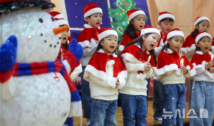 [대구=뉴시스] 이무열 기자 = 크리스마스를 하루 앞둔 24일 대구 달서구 계명문화대학교 부설 어린이집에서 산타 복장을 한 원생들이 캐럴을 부르고 있다. 2025.12.24. lmy@newsis.com