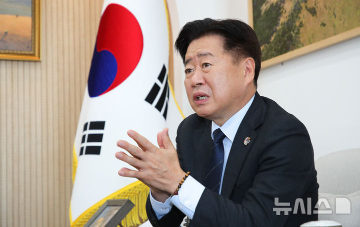 [제주=뉴시스] 우장호 기자 = 오영훈 제주지사가 지난해 12월22일 오후 제주도청 2층 집무실에서 뉴시스 제주본부와 인터뷰를 하고 있다. 2025.12.26. woo1223@newsis.com