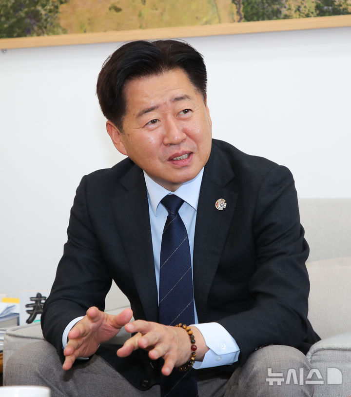 [제주=뉴시스] 우장호 기자 = 오영훈 제주지사가 22일 오후 제주도청 2층 집무실에서 뉴시스 제주본부와 인터뷰를 하고 있다. 2025.12.26. woo1223@newsis.com