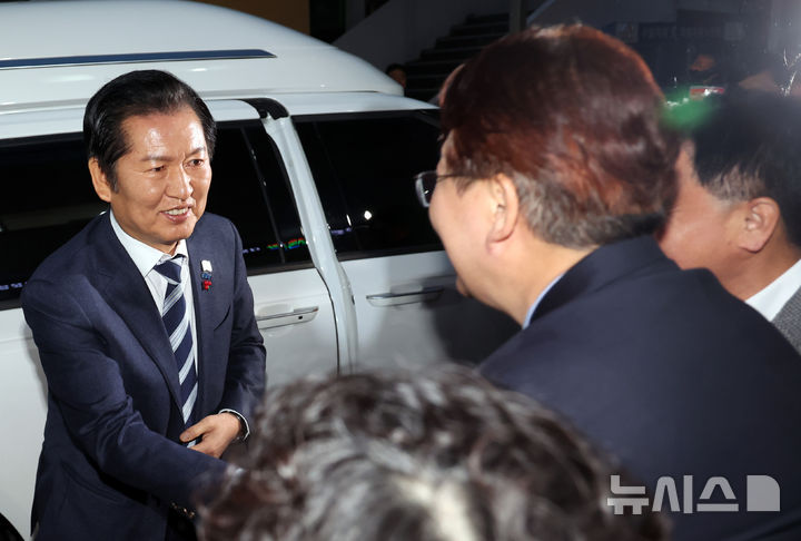  [부산=뉴시스] 하경민 기자 = 정청래 더불어민주당 대표가 24일 오후 부산 동래구 아동복지시설 새들원을 방문, 관계자들과 인사하고 있다. 2025.12.24. yulnetphoto@newsis.com