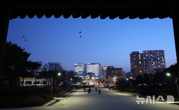 [서울=뉴시스] 황준선 기자 = 종묘 인근 재개발을 두고 서울시와 국가유산청이 대립을 이어가고 있는 24일 오후 서울 종로구 종묘외대문에서 바라본 세운4구역 일대에 대형풍선이 떠 있다. 이 대형풍선은 종묘 앞 개발시 높이와 조망 시뮬레이션 위해 서울시에서 설치했다. 2025.12.24. hwang@newsis.com