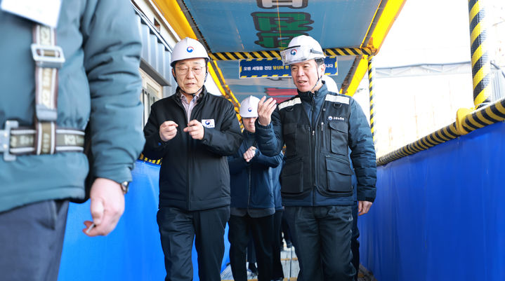 [서울=뉴시스] 황준선 기자 = 김영훈 고용노동부 장관과 김윤덕 국토교통부 장관이 지난해 12월 24일 오후 서울 동작구 한국토지주택공사(LH) 공공분양주택 신축 공사 현장을 찾아 불법하도급 합동 점검을 하고 있다. (사진=고용노동부 제공) 2025.12.24. photo@newsis.com *재판매 및 DB 금지