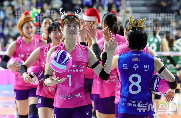 [인천=뉴시스] 홍효식 기자 = 24일 인천 부평구 인천삼산월드체육관에서 열린 2025-2026 V-리그 여자부 3라운드 흥국생명과 IBK기업은행의 경기에 앞서 흥국생명 선수들이 크리스마스 소품을 착용한 채 하이파이브를 하고 있다. 2025.12.24. yesphoto@newsis.com