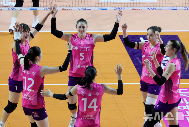 [인천=뉴시스] 홍효식 기자 = 24일 인천 부평구 인천삼산월드체육관에서 열린 2025-2026 V-리그 여자부 3라운드 흥국생명과 IBK기업은행의 경기, 흥국생명 선수들이 득점에 기뻐하고 있다. 2025.12.24. yesphoto@newsis.com