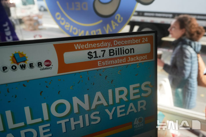 [샌프란시스코=AP/뉴시스]CBS뉴스 등 현지 언론에 따르면, 24일(현지시간) 미국 파워볼 복권 추첨에서 18억1700만 달러(약 2조6300억원)의 상금을 받는 당첨자가 탄생했다. 2025.12.24. 