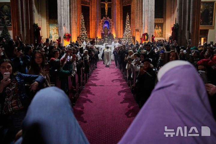 [AP/뉴시스] 24일 튀르키예 이스탄불 성안트완 교회의&nbsp; 성탄절 전야 모습