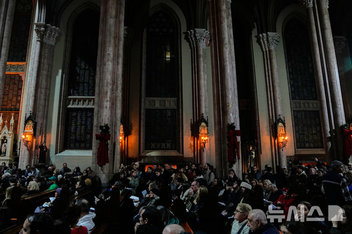 [ AP/뉴시스] 24일 튀르키예 이스탄불의 카톨릭 교회에서 미사가 진행되고 있다