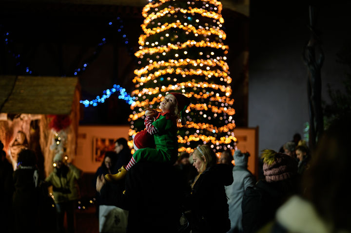 [이스탄불=AP/뉴시스]튀르키예는 크리스마스 및 새해를 앞두고 테러를 모의한 115명의 용의자를 체포했다고 AP통신 등이 25일(현지 시간) 전했다. 사진은 크리스마스 이브인 24일 튀르키예 이스탄불의 성 안토니오 성당에서 시민들이 미사에 참석하고 있는 모습. 2025.12.26. 