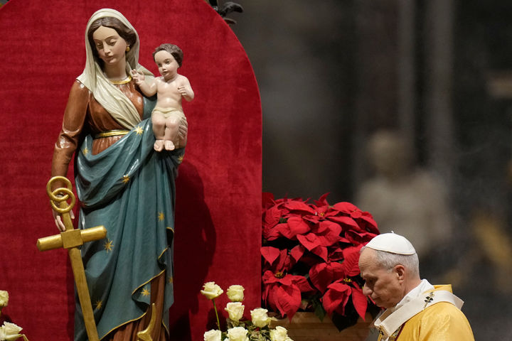 [바티칸=AP/뉴시스] 교황 레오 14세가 24일(현지 시간) 바티칸 성 베드로 대성전에서 열린 성탄 전야 미사를 집전하고 있다. 2025.12.25.