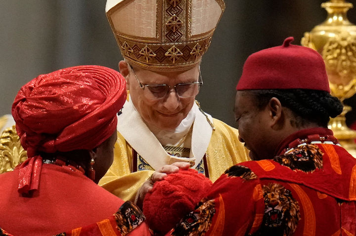 [바티칸=AP/뉴시스] 교황 레오 14세가 24일(현지 시간) 바티칸 성 베드로 대성전에서 열린 성탄 전야 미사 중 한 아이를 축복하고 있다. 2025.12.25.