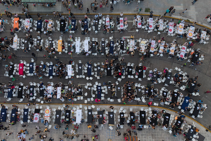 [부에노스아이레스=AP/뉴시스] 24일(현지 시간) 아르헨티나 부에노스아이레스의 국회의사당 밖에서 노동운동가들이 취약계층을 위해 마련한 크리스마스 만찬을 앞두고 사람들이 자리를 잡고 있다. 2025.12.25.