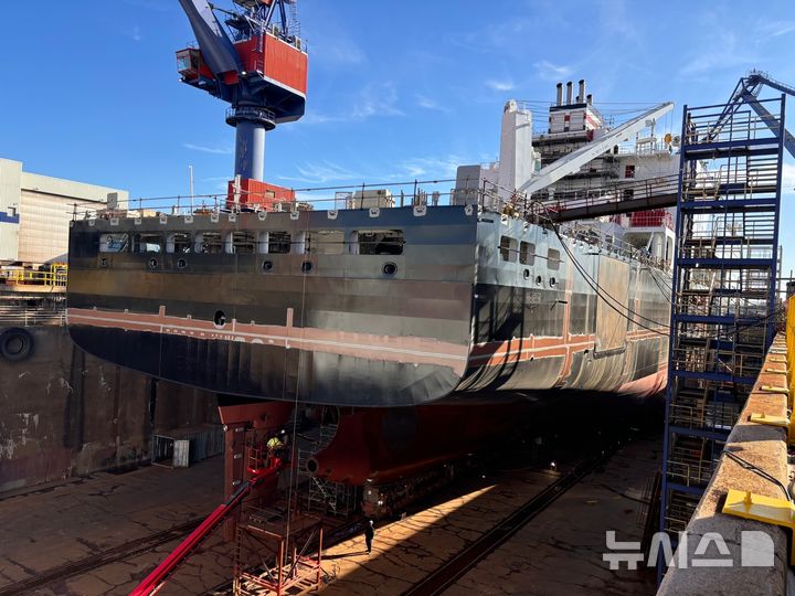 [필라델피아=뉴시스]이윤희 특파원 = 지난 22일(현지 시간) 미국 펜실베이니아주 필라델피아의 필리조선소 4번 독에서 함정 건조 작업이 진행되고 있다. 2025.12.25. 