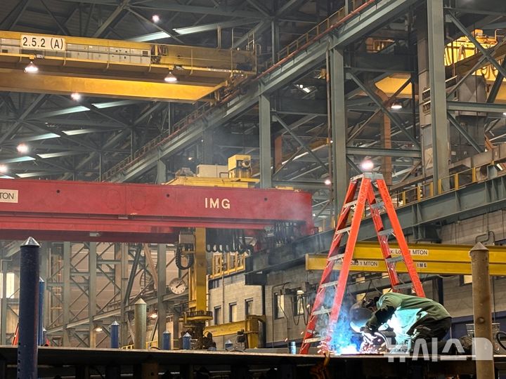 [필라델피아=뉴시스]이윤희 특파원 = 지난 22일(현지 시간) 미국 펜실베이니아주 필라델피아의 한화 필리조선소 조립동에서 작업이 진행되고 있다. 2025.12.25. 