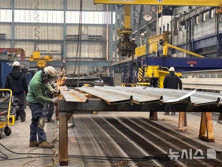 [필라델피아=뉴시스]이윤희 특파원 = 지난 22일(현지 시간) 미국 펜실베이니아주 필라델피아의 한화 필리조선소 조립동에서 작업이 진행되고 있다. 2025.12.25. 