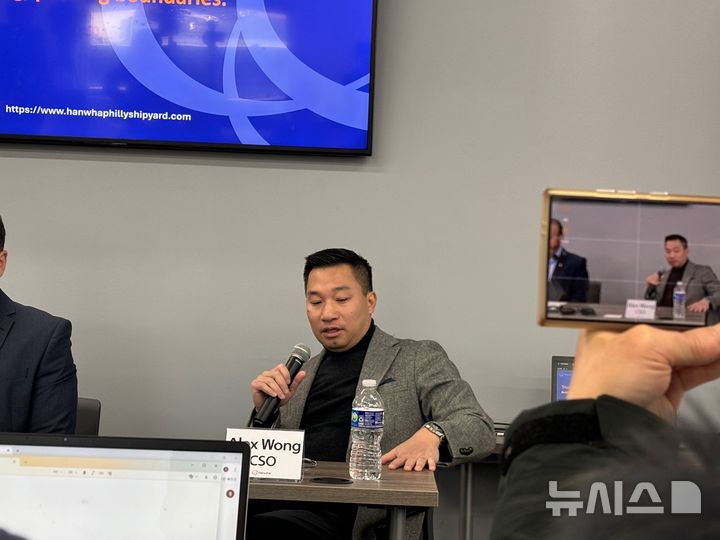 [필라델피아=뉴시스]이윤희 특파원 = 트럼프 행정부 백악관 국가안보부보좌관을 지낸 알렉스 웡 한화그룹 글로벌최고전략책임자(CSO)가 지난 22일(현지 시간) 미국 펜실베이니아주 필라델피아의 한화 필리조선소에서 열린 미디어데이 간담회에서 발언하고 있다. 2025.12.25.