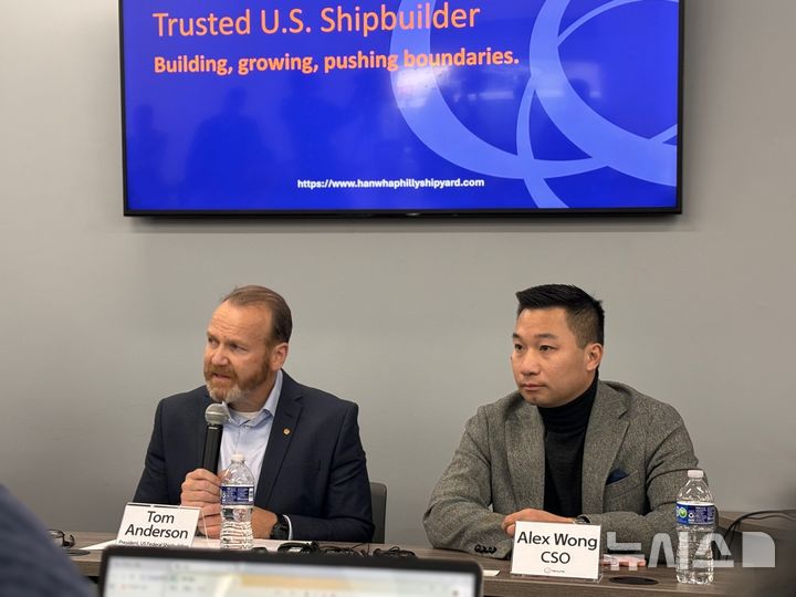 [필라델피아=뉴시스]이윤희 특파원 = 톰 앤더슨 한화디펜스USA 조선사업부문 사장과 알렉스 웡 한화그룹 글로벌최고전략책임자(CSO)가 지난 22일(현지 시간) 미국 펜실베이니아주 필라델피아의 한화 필리조선소에서 열린 미디어데이 간담회에서 발언하고 있다. 2025.12.25. 