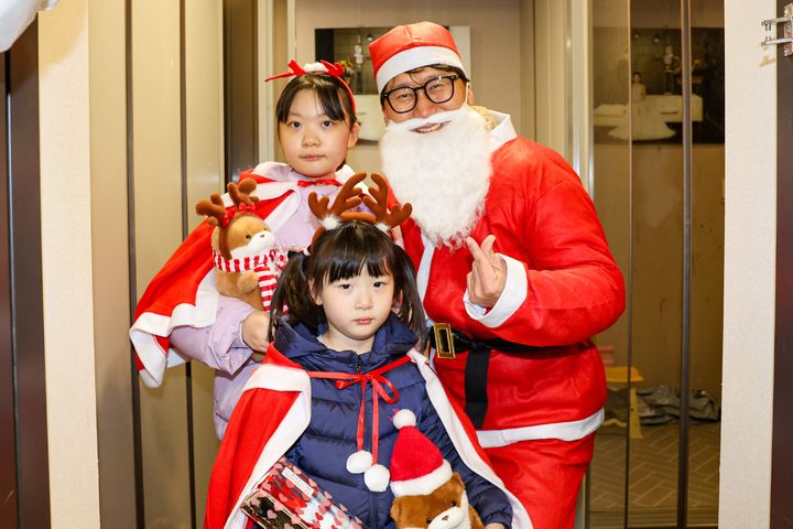 [대구=뉴시스] 크리스마스 이브인 24일 오후 대구 중구 한 아파트에서 산타로 변신한 주민이 아이들에게 선물을 전달하고 있다. 2025.12.25. photo@newsis.com *재판매 및 DB 금지