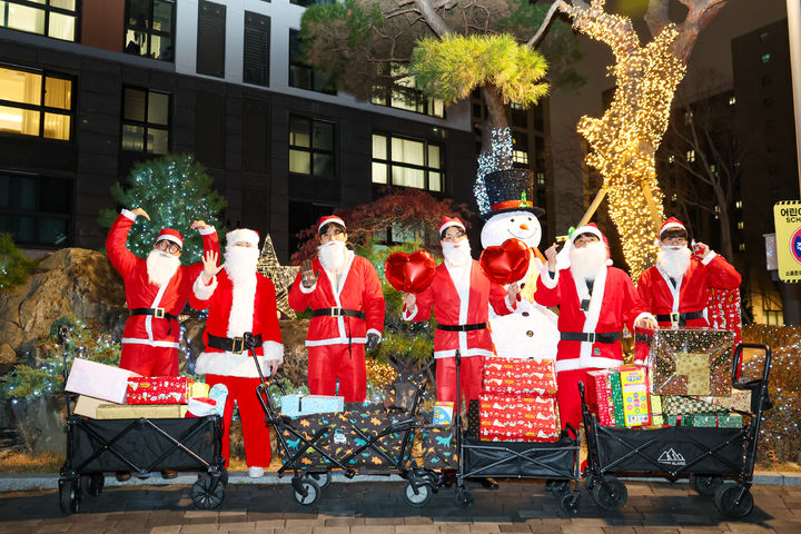 [대구=뉴시스] 산타로 변신한 주민들. 2025.12.25. photo@newsis.com *재판매 및 DB 금지