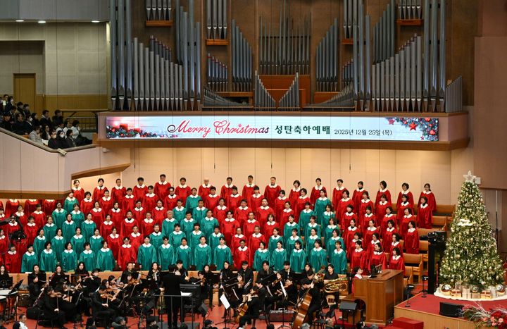 [서울=뉴시스] 25일 여의도대성전에서 열린 여의도순복음교회 성탄 축하 예배 (사진=여의도순복음교회 제공) 2025.12.25. photo@Newsis.com *재판매 및 DB 금지