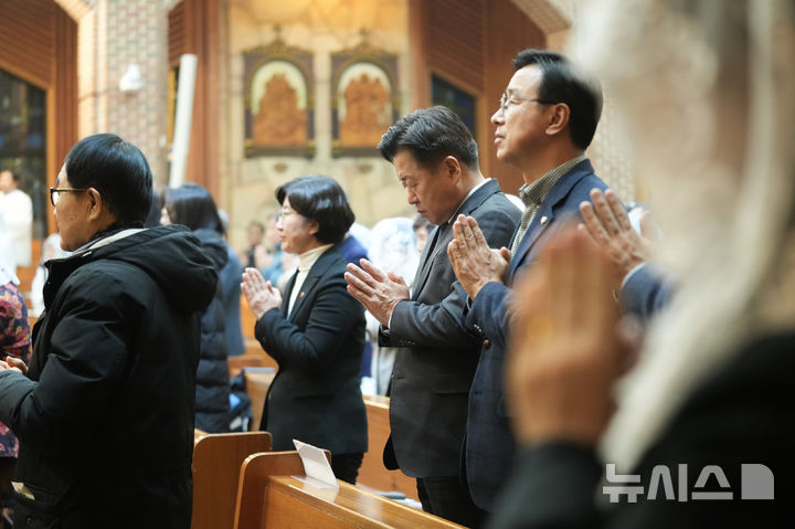[제주=뉴시스] 오영훈 제주지사가 25일 오전 제주성안교회에서 열린 성탄절 예배에 참석하고 있다. (사진=제주도 제공) 2025.12.25. photo@newsis.com