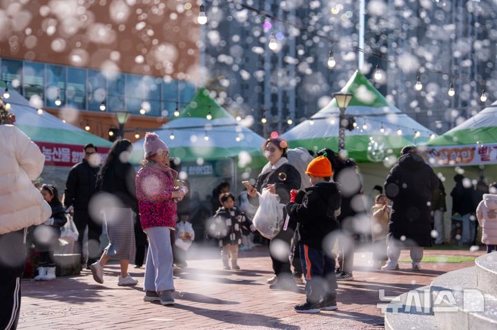 [증평=뉴시스] 크리스마스인 25일 충북 증평군 34플러스센터 광장에서 '삼삼한 빨강 초록 마켓'이 열리고 있다. (사진= 증평군 제공) 2025.12.25. photo@newsis.com *재판매 및 DB 금지