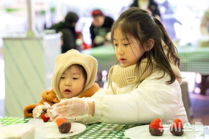 [증평=뉴시스] 크리스마스인 25일 충북 증평군 34플러스센터 광장에서 '삼삼한 빨강 초록 마켓'이 열리고 있다. (사진= 증평군 제공) 2025.12.25. photo@newsis.com *재판매 및 DB 금지