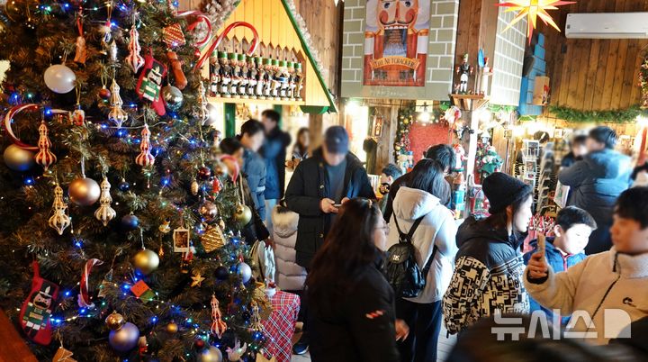 [제주=뉴시스] 오영재 기자 = 크리스마스인 25일 오후 제주 서귀포시 안덕면 바이나흐튼 크리스마스박물관에서 방문객들이 즐거운 시간을 보내고 있다. 2025.12.25. oyj4343@newsis.com 