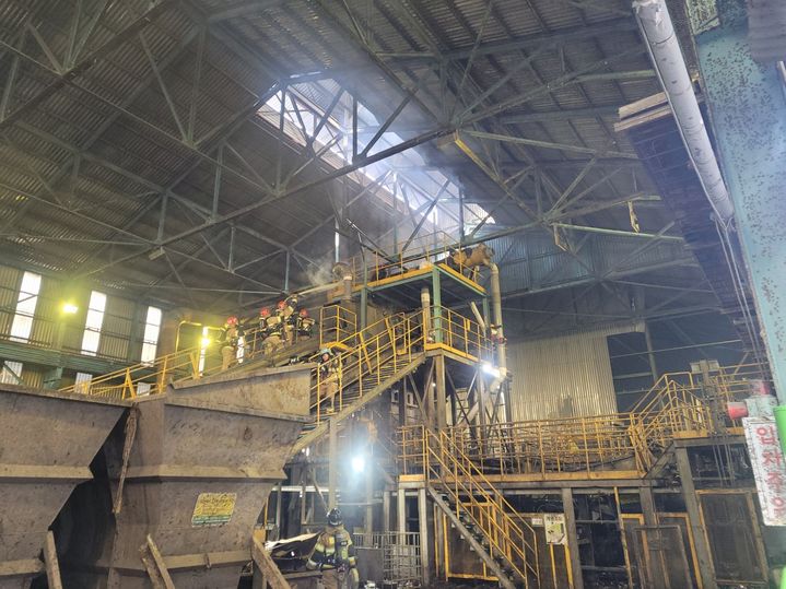 [울산=뉴시스] 박수지 기자 =25일 오전 9시 37분께 울산 울주군 온산읍 고려아연 공장에서 불이나 소방당국이 진화작업 중이다. 2025.12.25. (사진=울산소방본부 제공) photo@newsis.com *재판매 및 DB 금지