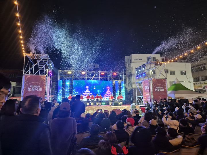 [울산=뉴시스] 구미현 기자 = 24일 울산 중구 성남동 옛 중부소방서 부지에서 열린 눈꽃축제 개막식 모습. 2025.12.25. gorgeouskoo@newsis.com *재판매 및 DB 금지