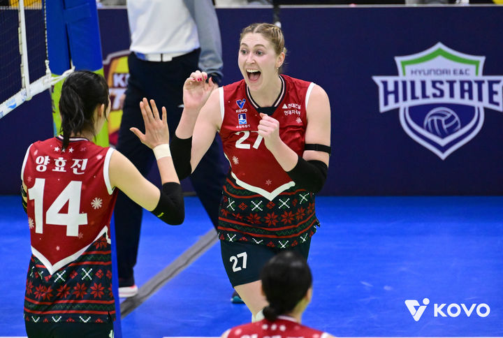 [서울=뉴시스] 여자 프로배구 현대건설의 카리와 양효진이 25일 수원체육관에서 열린 진에어 2025~2026 V-리그 3라운드 경기에서 정관장을 상대로 득점을 올린 뒤 기뻐하고 있다. (사진=KOVO 제공) 2025.12.25.