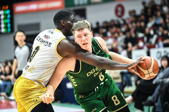 [서울=뉴시스] 프로농구 원주 DB의 헨리 엘런슨. (사진=KBL 제공) *재판매 및 DB 금지