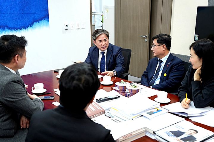 [원주=뉴시스] 곽문근 원주시의회 부의장(가운데)이 김성환 기후에너지 환경부 장관을 만나 원주시 물 공급 문제 해결을 공식 요청하고 있다. (사진=곽문근 원주시의회 부의장 제공) 2025.12.25. photo@newsis.com *재판매 및 DB 금지