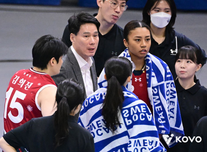 [서울=뉴시스] 여자 프로배구 현대건설 강성형 감독이 25일 수원체육관에서 열린 진에어 2025~2026 V-리그 3라운드 정관장과의 경기에서 선수들에게 지시를 내리고 있다. (사진=KOVO 제공) 2025.12.25. *재판매 및 DB 금지