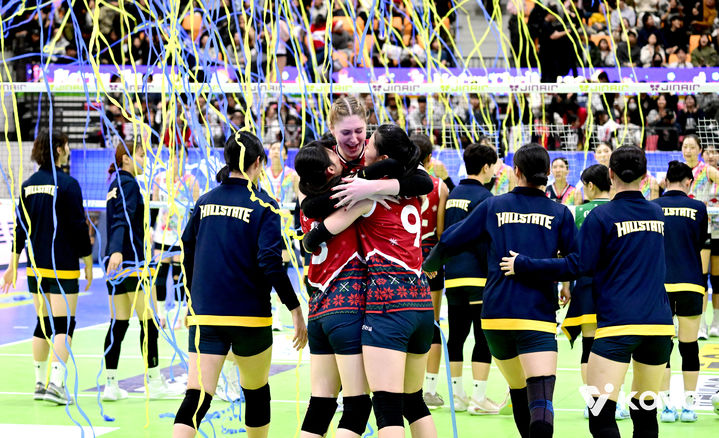 [서울=뉴시스] 여자 프로배구 현대건설 선수들이 25일 수원체육관에서 열린 진에어 2025~2026 V-리그 3라운드 정관장과의 경기에서 승리한 뒤 기뻐하고 있다. (사진=KOVO 제공) 2025.12.25. *재판매 및 DB 금지