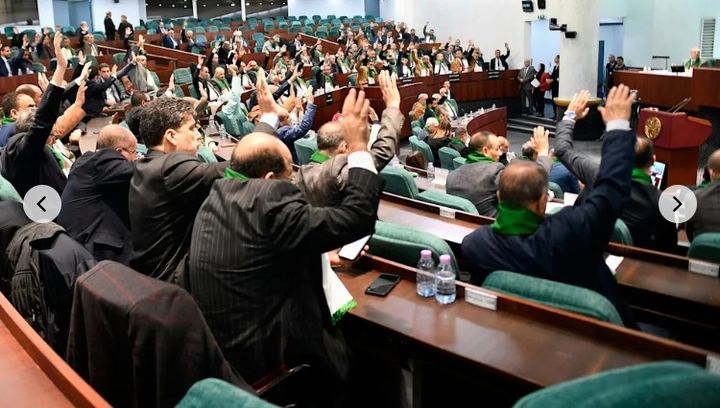 [서울=뉴시스]알제리 의회가 프랑스의 알제리 식민지화를 범죄로 선언하고 역사적 과오를 바로잡기 위해 130년 통치 기간 동안 프랑스가 빼앗은 재산의 반환을 요구하는 법률을 승인했다. 사진은 알제리 의회의 표결 모습. <사진 출처 : 캐나디안 프레스> 2025.12.25.