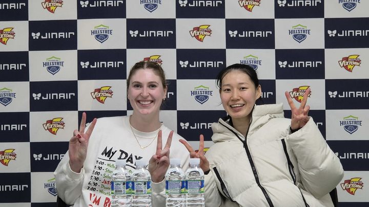 [수원=뉴시스] 문채현 기자 = 여자 프로배구 현대건설의 카리(왼쪽)과 나현수가 25일 수원체육관에서 열린 진에어 2025~2026 V-리그 정관장과의 경기에서 승리한 뒤 취재진과 인터뷰를 하고 있다. 2025.12.25. dal@newsis.com *재판매 및 DB 금지