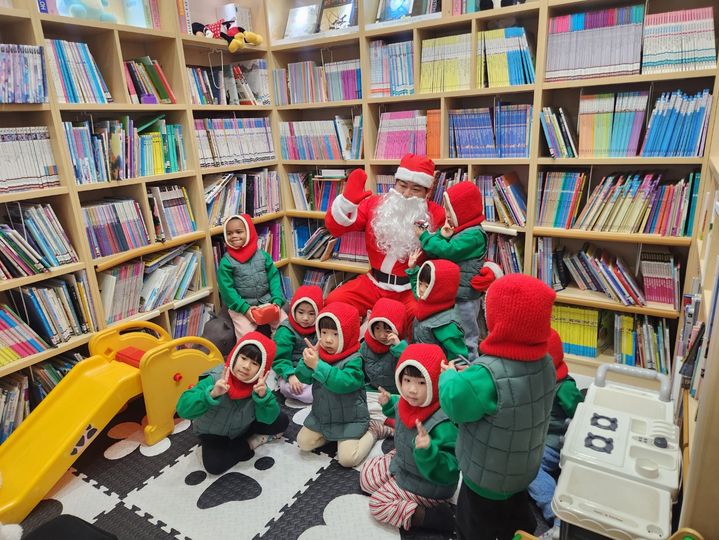 [칠곡=뉴시스] 성탄절 이벤트 '책 뿌린데이' (사진=칠곡휴게소 제공) 2025.12.25 photo@newsis.com *재판매 및 DB 금지