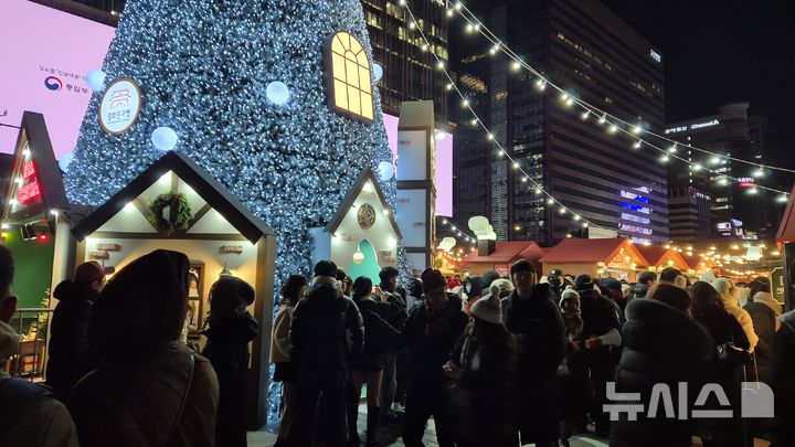 [서울=뉴시스]전상우 수습기자=25일 오후 7시께 서울 종로구 광화문 광장에서 열린 '크리스마스 마켓'에 시민들이 북적이고 있다. 2025.12.25 swoo@newsis.com