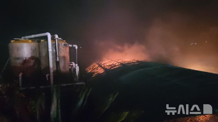 [제주=뉴시스] 25일 오전 제주시 구좌읍 소재 양어장에서 화재가 발생해 소방당국이 진화에 나서고 있다. (사진=제주소방안전본부 제공) 2025.12.25. photo@newsis.com