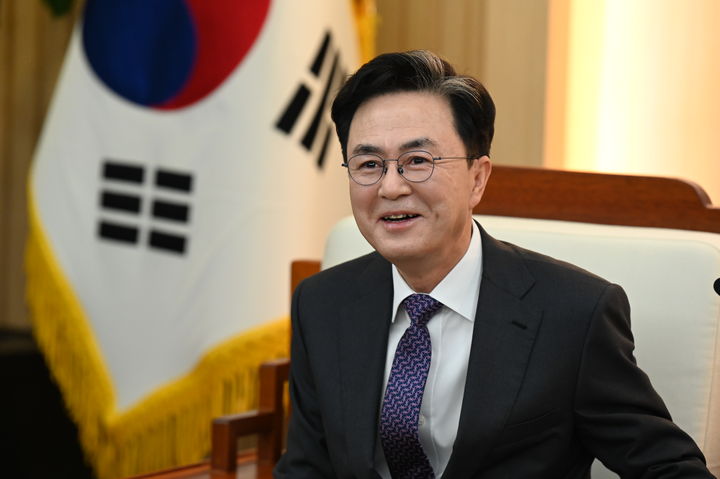 [홍성=뉴시스] 김태흠 충남지사가 뉴시스와 신년인터뷰를 하고 있다. *재판매 및 DB 금지