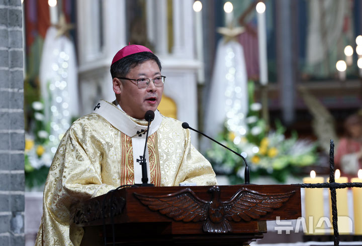 [서울=뉴시스] 황준선 기자 = 천주교 서울대교구장 정순택 대주교가 성탄절인 25일 서울 중구 명동대성당에서 주님 성탄 대축일 밤 미사를 집전하고 있다. (공동취재) 2025.12.25. photo@newsis.com