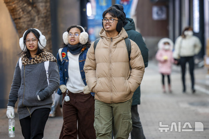 [서울=뉴시스] 정병혁 기자 = 영하권 추위를 보인 25일 서울 중구 명동에서 두꺼운 옷차림을 한 여행객이 이동하고 있다. 2025.12.25. jhope@newsis.com