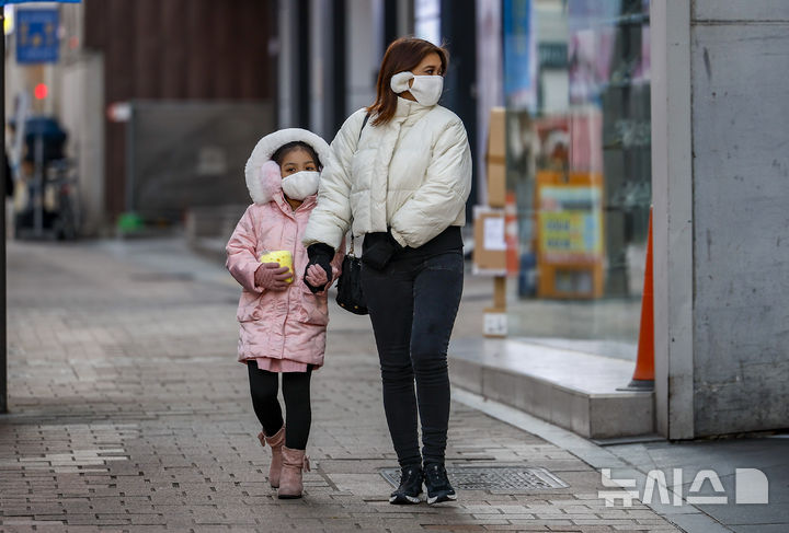 [서울=뉴시스] 정병혁 기자 = 영하권 추위를 보인 25일 서울 중구 명동에서 두꺼운 옷차림을 한 여행객이 이동하고 있다. 2025.12.25. jhope@newsis.com
