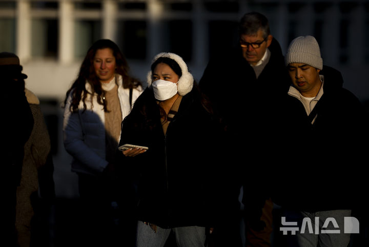 [서울=뉴시스] 정병혁 기자 = 영하권 추위를 보인 25일 서울 중구 명동성당에서 두꺼운 옷차림을 한 여행객들이 이동하고 있다. 2025.12.25. jhope@newsis.com