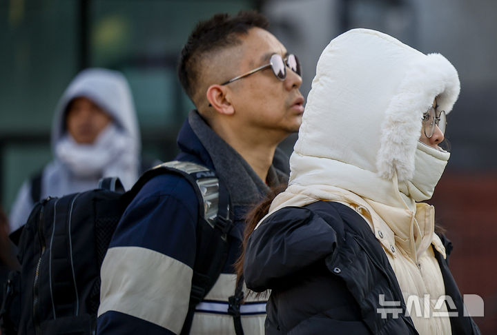 [서울=뉴시스] 정병혁 기자 = 영하권 추위를 보인 25일 서울 중구 명동성당에서 두꺼운 옷차림을 한 여행객들이 이동하고 있다. 2025.12.25. jhope@newsis.com